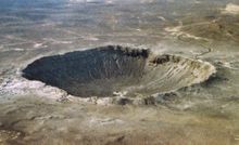 Un cratère en forme de bol, entre 1200 et 1400 kilomètres de diamètre et 190 mètres de profondeur.