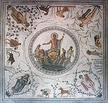 Mosaïque avec le dieu Neptune sur son char et autour de lui des représentations des saisons et des travaux agricoles liés à ces moments de l’année.