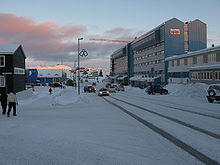 L'hôtel Hans Egede (à droite) dans la rue d'Aqqusinersuaq
