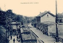 Carte postale sépia montrant la gare de Palaiseau et un train à quai au début du XXe siècle.