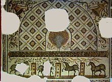 Mosaïque avec un paon qui fait la roue sur un fond de motifs géométriques, au bas quatre chevaux représentent des factions du cirque.