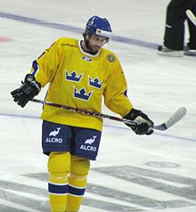 Photo de Forsberg dans le maillot jaune à couronnes bleues de l'équipe de Suède.
