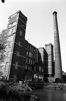 Photographie prise en 1983 d'une usine textile construite en 1903, Royd Mill