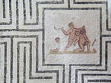 Représentation de Thésée au moment où il est en train de couper la tête du Minotaure ; la scène se passe au milieu d’un labyrinthe.