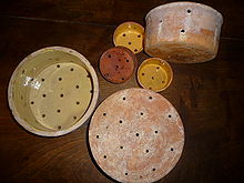 Vieux moules (faisselles) terre cuite fabriqués à Saint Jean du Bruel, pour fromages de brebis : Pérail de ferme et Roquefort.