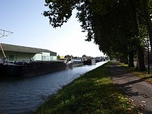 Photographie de péniches sur le canal de la Marne à la Saône et chemin de halage.
