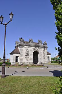 Photographie de la porte du Pont du XVIème, à proximité de l'entrée nord de la ville.
