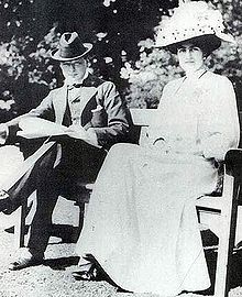 Winston Churchill avec sa fiancée Clementine Hozier (peu de temps avant leur mariage en 1908)