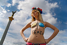 Alexandra Shevchenko avec le logo de FEMEN sur la poitrine