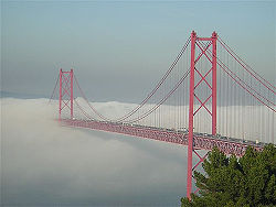 Nappe de brouillard à Lisbonne (Portugal) sous le pont du 25 Avril