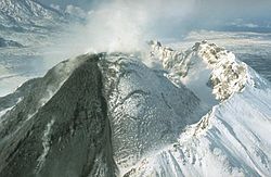 Vue du Bezymianny en éruption en 1990.