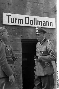 Le général Friedrich Dollmann en 1940 devant un poste d'observation d'artillerie portant son nom à proximité du Rhin dans la région de Lörrach sur l'Isteiner Klotz.
