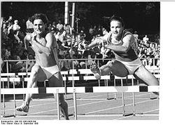 Bundesarchiv Bild 183-1988-0908-049, Gloria Siebert, Cornelia Oschkenat.jpg