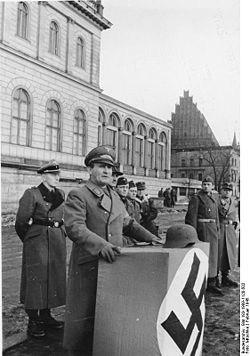 Bundesarchiv Bild 183-1989-1120-502, Breslau, Gauleiter Karl Hanke bei Ansprache.jpg