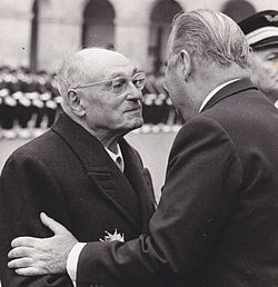 Joseph Brau est élevé à la dignité de Grand Officier de la Légion d'Honneur par le Président Georges Pompidou le 31 mars 1973.