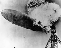 La photo du dirigeable Hindenburg en flammes est reprise sur la couverture de l’album.
