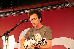 Thomas Boulard, chanteur et guitariste. Show-case avec Luke organisé par la Fnac Montparnasse (Paris, France) pour la sortie de l'album Les Enfants de Saturne.