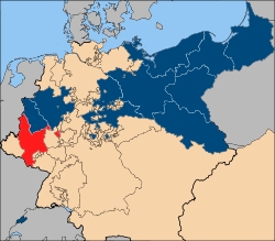 Le grand-duché du Bas-Rhin est indiqué en rouge, le royaume de Prusse en bleu.