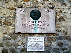 Montépilloy (60), monument Jeanne d'Arc sur le mur nord de l'église.jpg