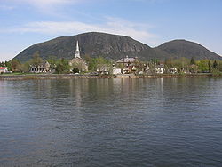 Le mont Saint-Hilaire vu de la rivière Richelieu