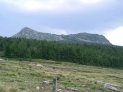 Vue des deux sommets du Mont Mézenc : à gauche le sommet nord (1 744 m) et à droite le sommet sud (1 753 m)