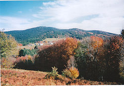 Le puy de Montoncel vu depuis le hameau de La Muratte.