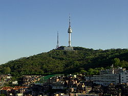 Vue du Namsan coiffé de la N Seoul Tower.