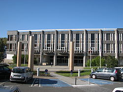 Le Palais des Arts et des Congrès de Vannes, vu de la place de Bretagne