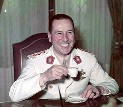 Peron tomando un café.jpg