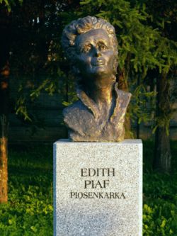 Popiersie Edith Piaf ssj 20060914.jpg