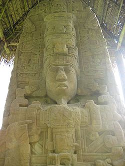 Quirigá, stèle D, face Nord, représentant le roi K'ak' Tiliw Chan Yoaat