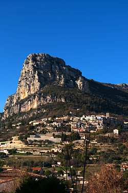 le Baou de Saint-Jeannet, avec le village de Saint-Jeannet au premier plan