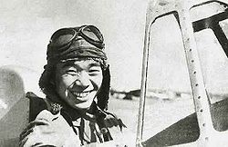 Sakai dans le cockpit d'un chasseur A5M Type 96 (Aérodrome d'Hankow (Chine), 1939)