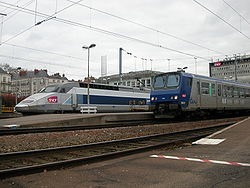 Un TGV Atlantique et un TER en gare de Nantes.