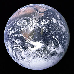 La Terre vue depuis Apollo 17 en 1972[Note 1].