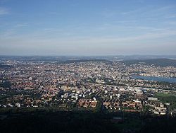 Vue de Zurich et du Zürichberg (en arrière plan) depuis l'Uetliberg.