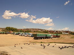 Vue du centre de La Quiaca (à g.) et camions à la frontière, avec Villazón (Bolivie) à l'arrière plan (à dr.).