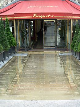 Photographie de l'entrée principale du Fouquet's à Paris, qui arbore les noms des César du cinéma.