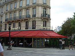 Photographie de l'extérieur du Fouquet's à Paris.