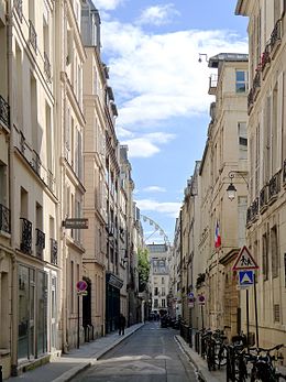 Rue de La Soudière vue de la rue Gomboust ; en arrière-plan, la grande roue du jardin des Tuileries.