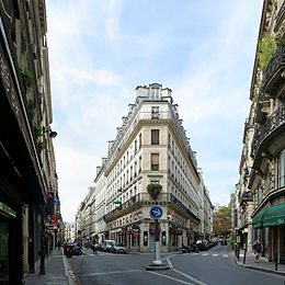 La rue Papillon (à droite), à son carrefour avec la rue Bleue (à gauche).