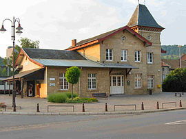 Le bâtiment voyageurs et l'entrée de la gare.