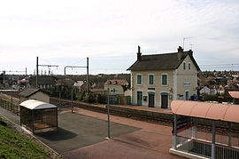 La façade de la gare depuis le quai opposé.