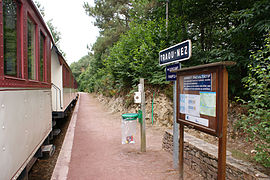 Le quai et le panneau de la halte,avec le train La Vapeur du Trieux à l'arrêt.