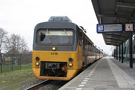 Un train en gare de Buitenpost.