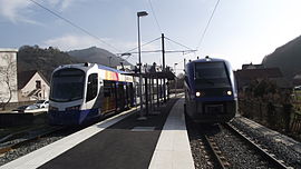 Rame Avanto U 25600 du Tram-train Mulhouse-Vallée de la Thur à gauche, et rame X 73500 du TER Alsace stationnés en gare de Thann-Saint-Jacques