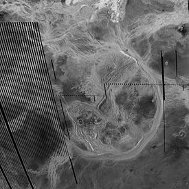 Image radar acquise par la sonde Magellan montrantArtemis Chasma ceinturant Artemis Corona,au sud-est d'Aphrodite Terra.