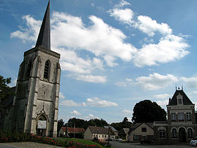 Place centrale (église, monument aux morts et hôtel-de-ville)