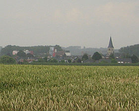 La brasserie d’Alken (à gauche) et l’église Sainte-Aldegonde (à droite)