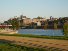 Le château et de la cathédrale vus depuis le parc de Balzac.